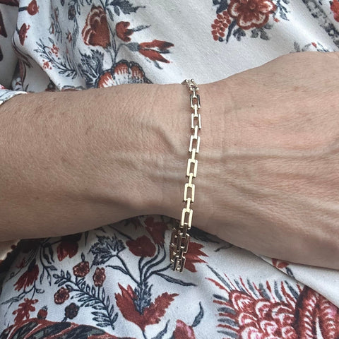 Bracelet 10K Solid Gold Chunky Anchor Link Chain on a model 