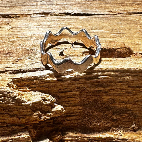 Sterling Silver Ring with zig zag design crown 6.5mm width