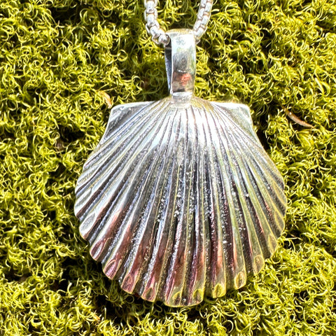 Sterling silver shell pendant 22x24mm (outer frame) 9