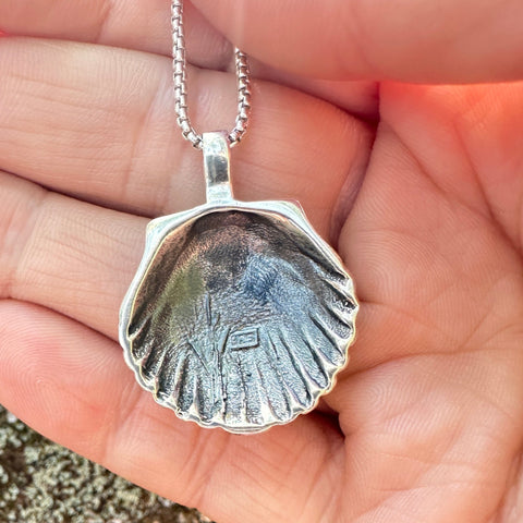 Sterling silver shell pendant 22x24mm (outer frame) 10