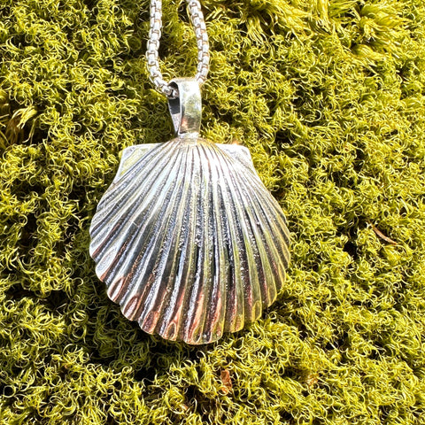 Sterling silver shell pendant 22x24mm (outer frame) 11