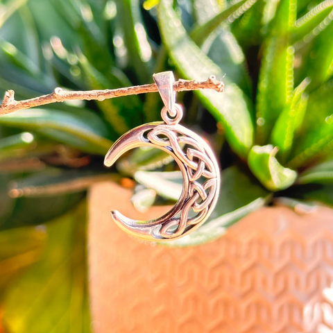 Sterling Silver pendant crescent Moon with design d