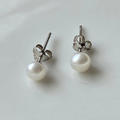 Sterling silver with rhodium fresh water pearl stud earrings 1