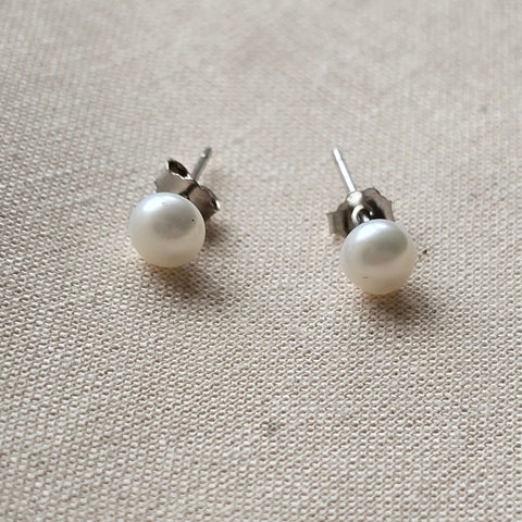 Sterling silver with rhodium fresh water pearl stud earrings 